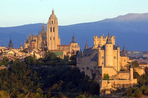 Excursión de Día Completo a Avila y Segovia con Visita Guíada - Fun & Tickets