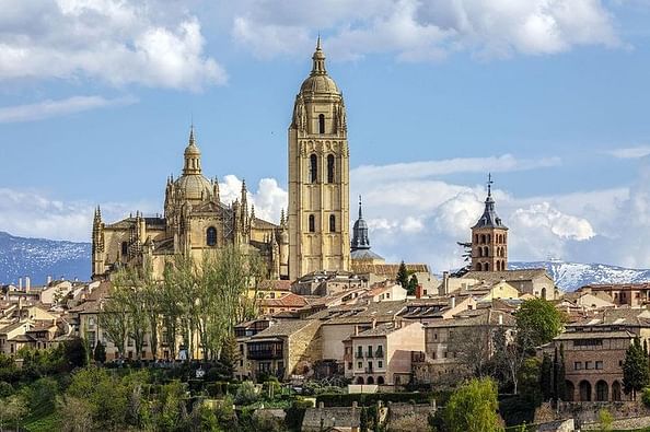 Tour de Día Completo a Avila y Segovia desde Madrid con Entradas a los Monumentos Incluidas - Fun & Tickets
