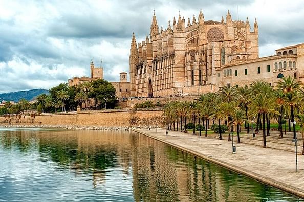 Palma de Mallorca Guided Tour with Hotel Pick up - Fun & Tickets