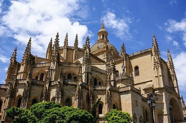 Segovia and Avila Private Tour with Lunch and Hotel Pick up from Madrid - Fun & Tickets