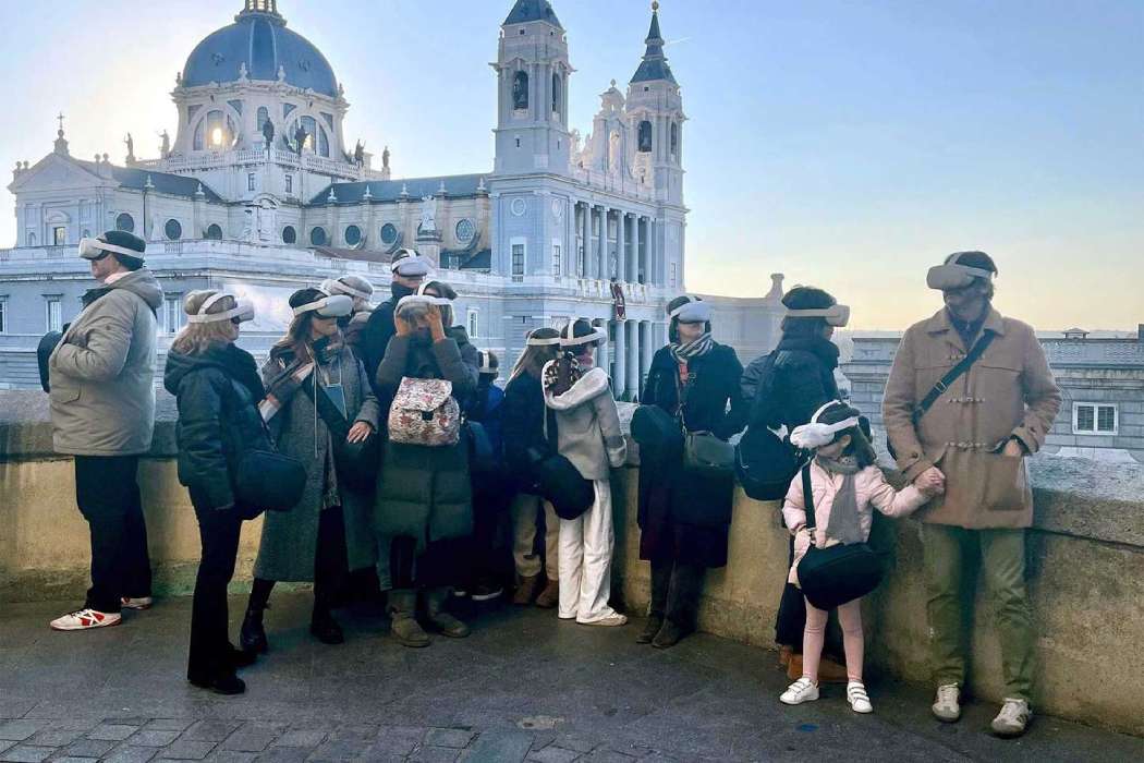 Grupo con gafas de realidad virtual frente a la Catedral de la Almudena, Madrid