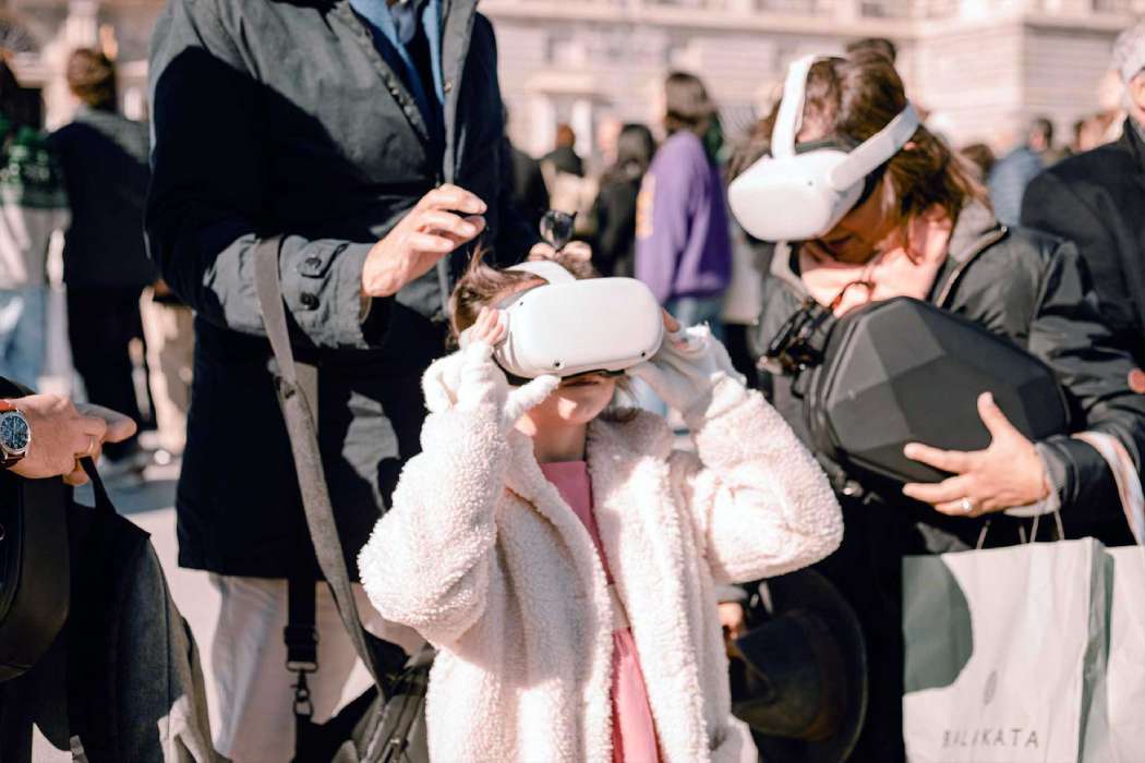 Niña probando las gafas de realidad virtual con ayuda de un adulto