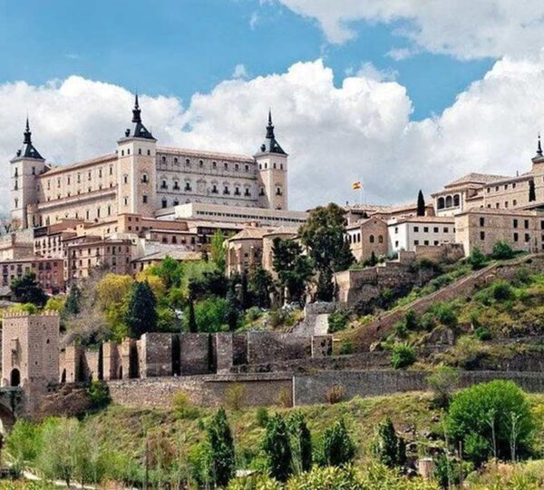 Alcázar de Toledo en un día nublado