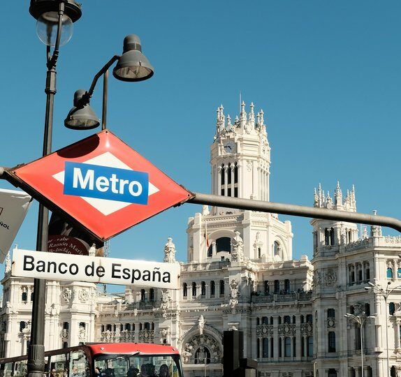 Autobús turístico junto a la parada de Metro Banco de España, con el Palacio de Cibeles al fondo