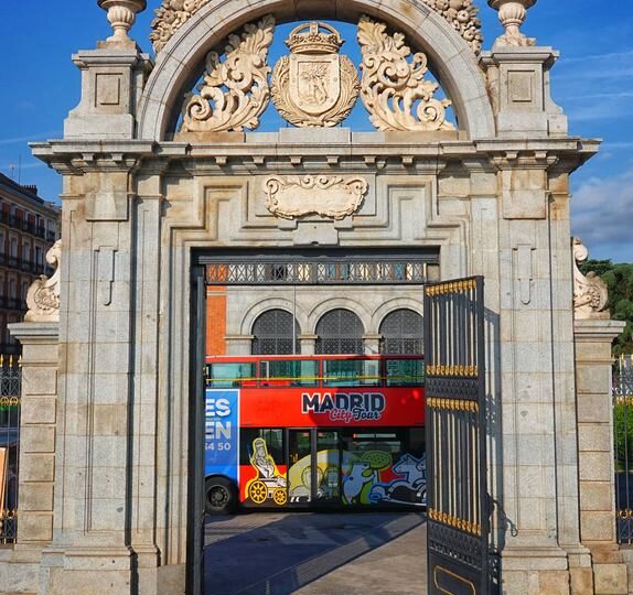 Autobús turístico de Madrid City Tour pasando bajo la Puerta de Alcalá