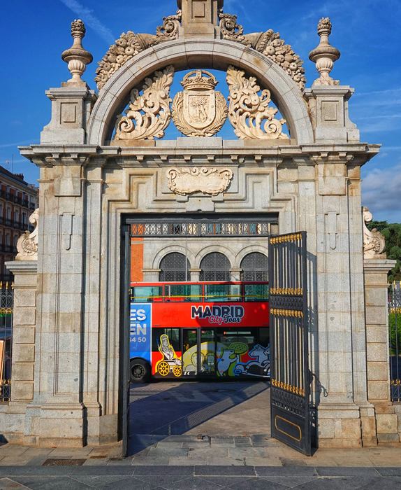 Autobús turístico de Madrid City Tour pasando bajo la Puerta de Alcalá