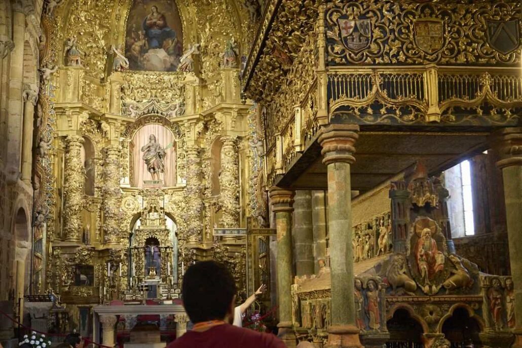 Golden altarpiece inside the Basilica of San Vicente in Ávila, Spain
