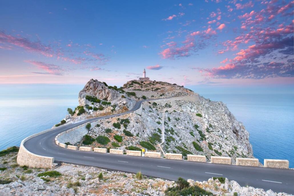 Cabo de Formentor con carretera de acantilados al atardecer, Mallorca
