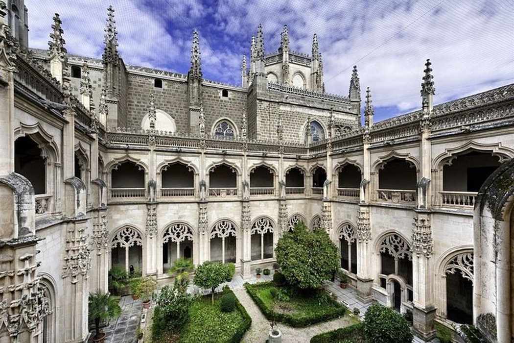 Claustro gótico del Monasterio de San Juan de los Reyes en Toledo