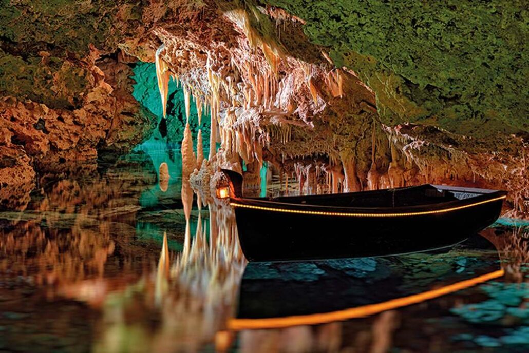 Barca tradicional en el lago subterráneo de las Cuevas del Drach, Mallorca