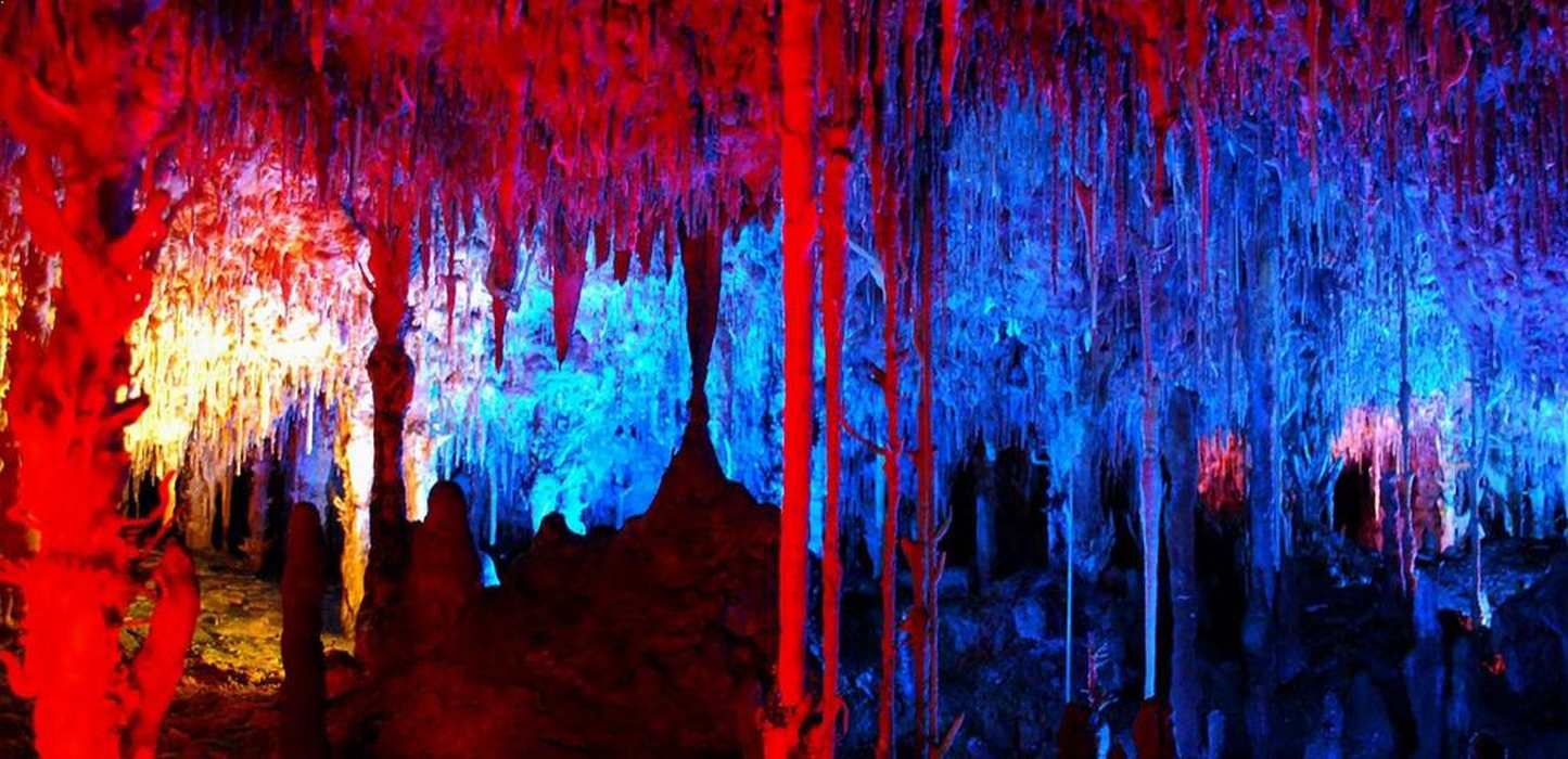 Cuevas del Drach con iluminación roja y azul, Mallorca