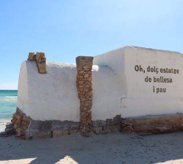 Monumento de piedra en la playa de Es Trenc, Mallorca