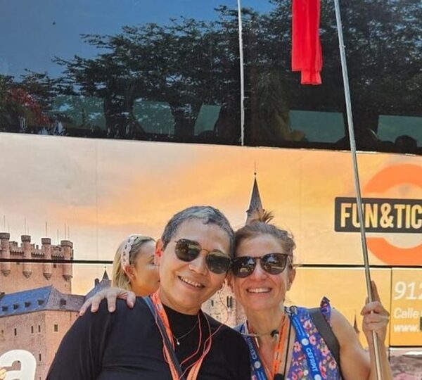 Grupo de turistas junto al autobús de Fun & Tickets en Toledo