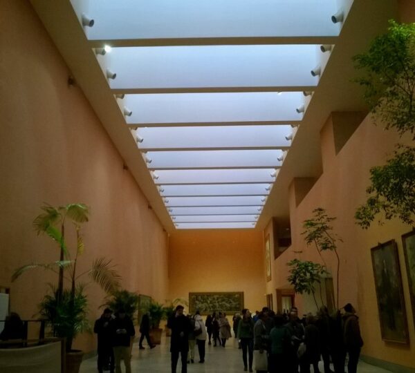 Atrio interior del Museo Thyssen-Bornemisza con esculturas al fondo