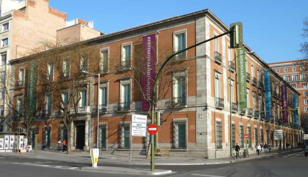 Fachada del Museo Thyssen-Bornemisza en la esquina del Paseo del Prado