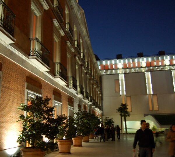 Fachada del Museo Thyssen-Bornemisza iluminada de noche