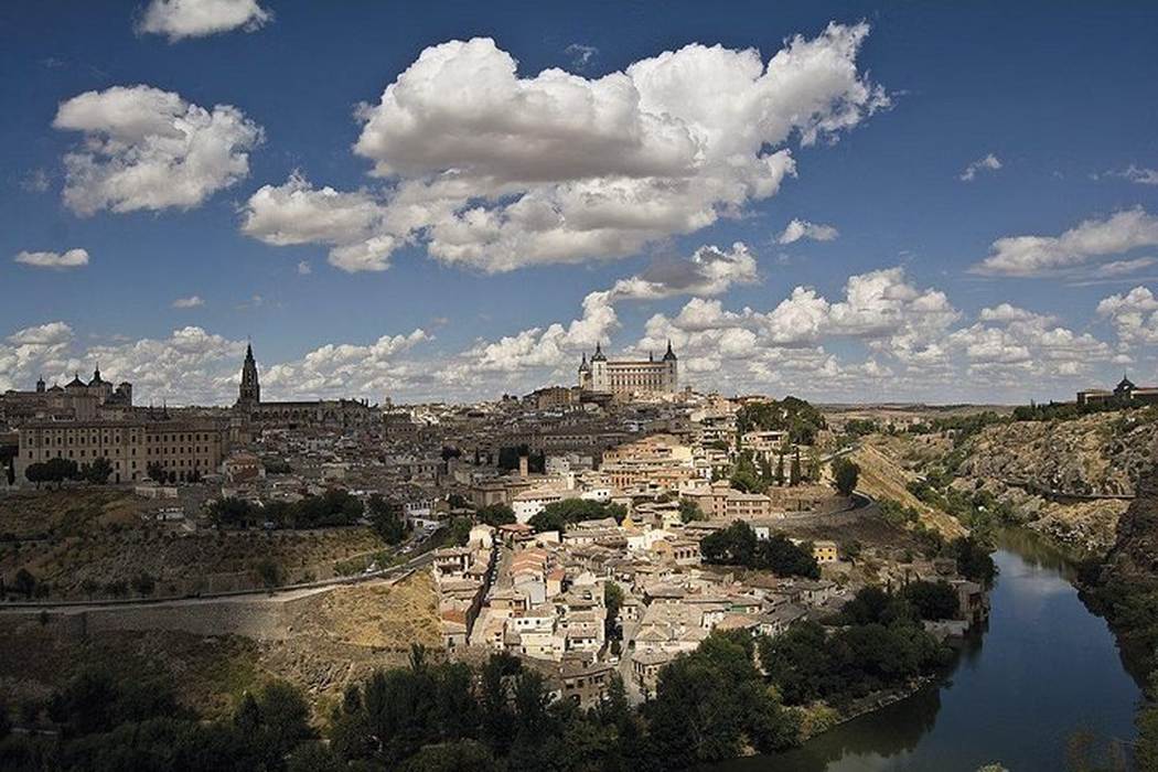 Vista panorámica de Toledo con cielo nuboso