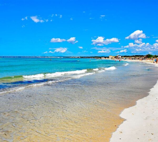 Orilla de aguas turquesas en la playa de Es Trenc, Mallorca