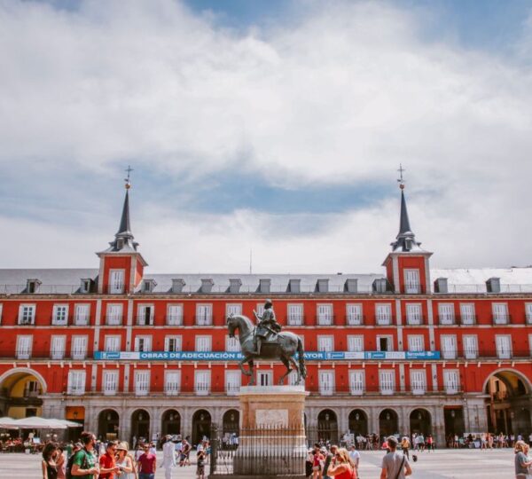 Plaza Mayor de Madrid, parada en la ruta del autobús turístico