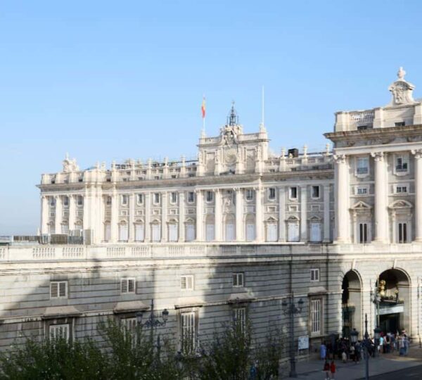 Wide view of the Royal Palace of Madrid facade
