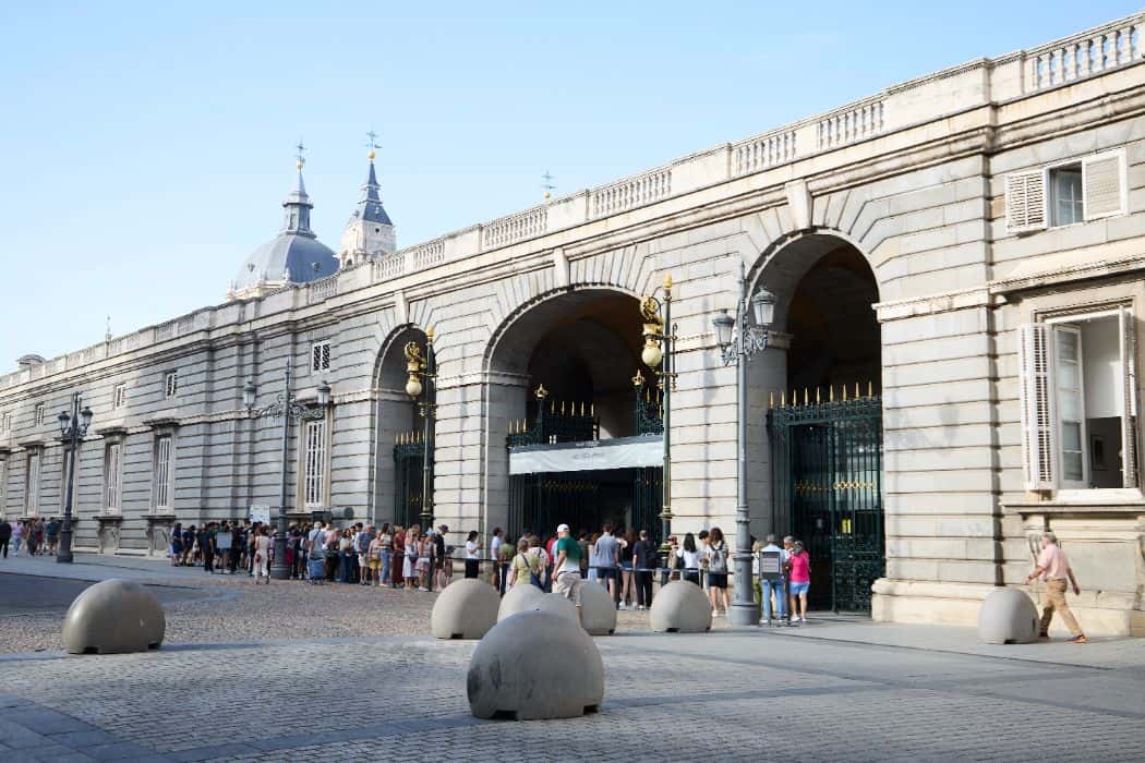 Visita a pie y al Palacio Real de Madrid semiprivada con entradas sin colas