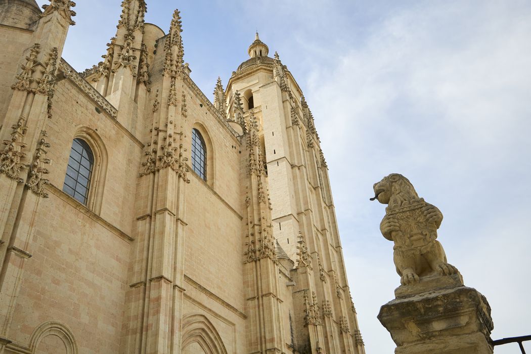 Descubre Segovia: Tour histórico a pie con guía oficial