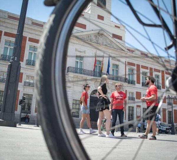 Puerta del Sol vista a través de la rueda de una bicicleta