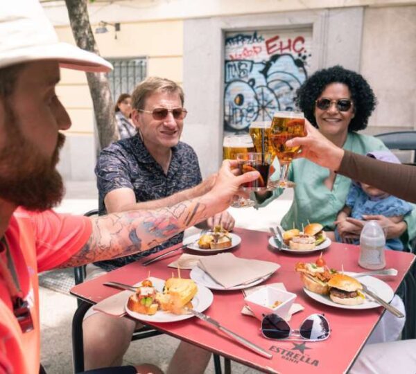 Grupo disfrutando de tapas y bebidas en el tapas bike tour
