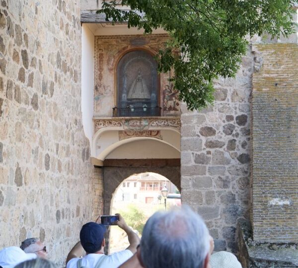 Archway alley in the old town of Toledo