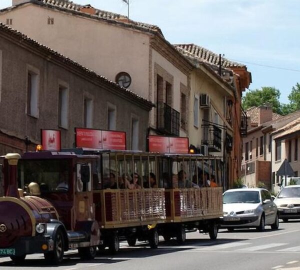 Tren turístico circulando por una calle del casco histórico de Toledo