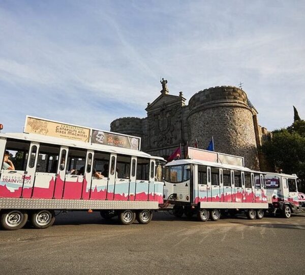 Tren turístico de Toledo junto a una puerta de la muralla de la ciudad
