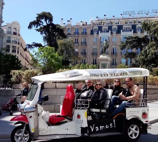 Grupo de turistas en tuk-tuk junto a la Plaza de la Lealtad